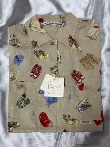 새상품급 마드모아젤 논논 반팔 린넨 셔츠 스니커즈 패턴