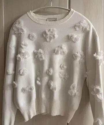 UNITED ARROWS 3D 플라워 모티브 롱 슬리브 니트