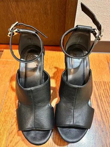 에고이스트 스터드 장식 블랙 웨지 샌들