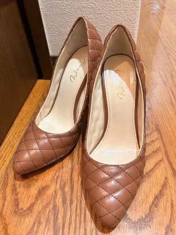 니나뮤우 브라운 가죽 퀼팅 하이힐