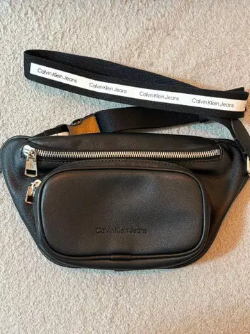 캘빈 클라인 진스 바디백 블랙