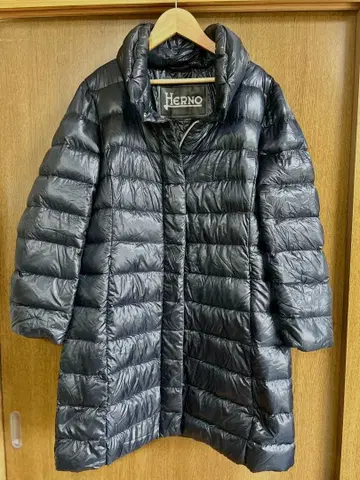 새상품급 HERNO 네이비 다운 코트 레어 46 사이즈