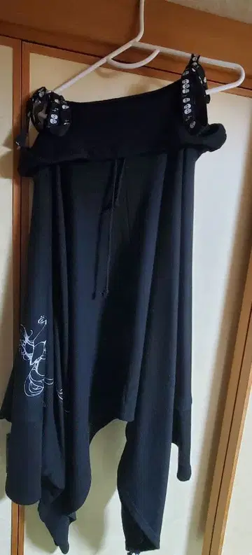 Sixh. 오프숄더 블랙 판초 (프린트 디자인)