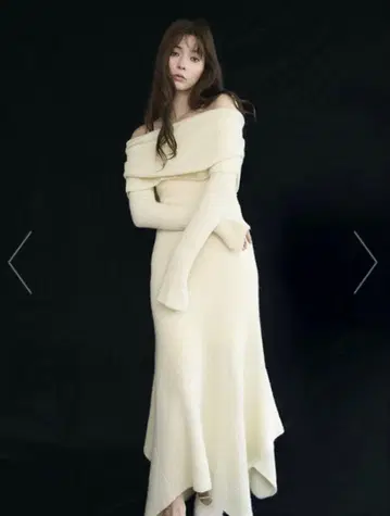 [ FRAY.ID ] 오프숄더 비대칭 밑단 니트 원피스