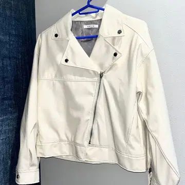 [As know as pinky] 화이트 가죽 라이더 자켓