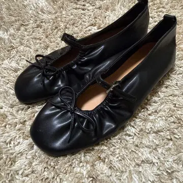 블랙 리본 포함 플랫슈즈