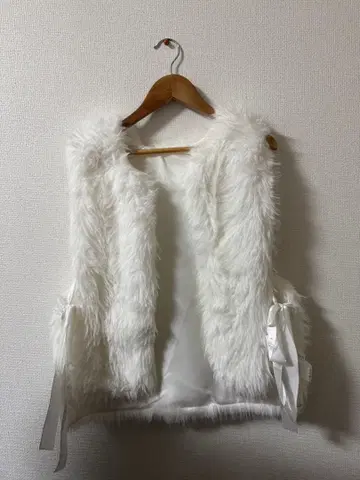 사이드 리본 화이트 퍼 베스트