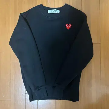 블랙 하트 자수 크루넥 맨투맨