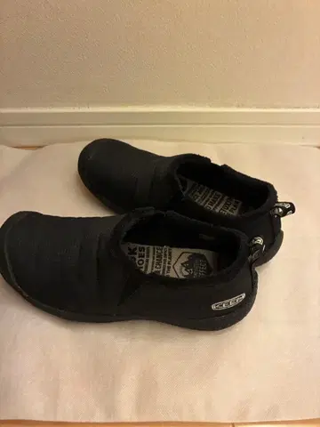 KEEN 블랙 슬립온 슈즈