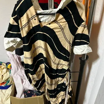 변형 반팔 피케 셔츠 블랙과 베이지