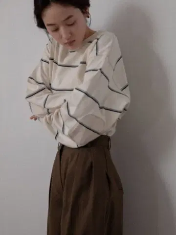 NOKCHA 엘르 보더 패치 롱 T 아이보리