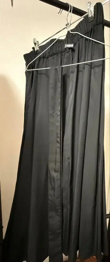 peopletree 블랙 플레어 스커트 새틴 원단