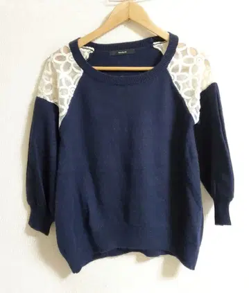 [ BANNER BARRETT ] 어깨 레이스 절개 니트 슬리브 컨셔스