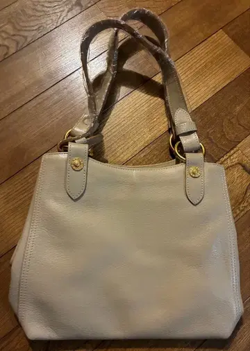 크림색 가죽 숄더백