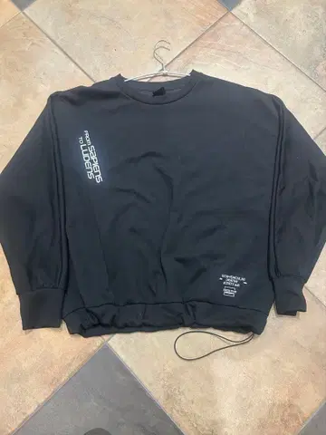 GU 코지마 프로덕션 콜라보 맨투맨