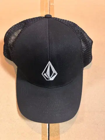 블랙 트래커 캡 로고