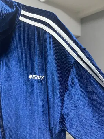 NERDY 코디 로이 저지