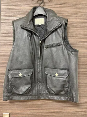 블랙 가죽 베스트 플랩 포켓 부착