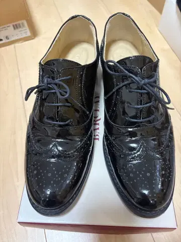 에나멜 레이스업 슈즈