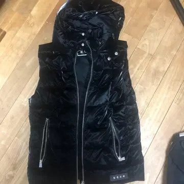 AMBITIONS 후드 부착 블랙 다운 베스트