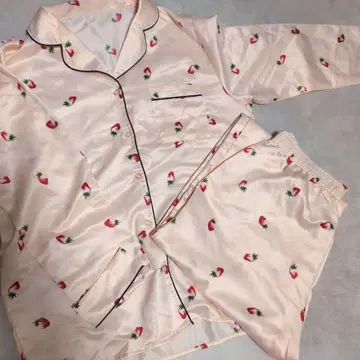 GU 딸기 무늬 핑크 새틴 파자마, 룸웨어