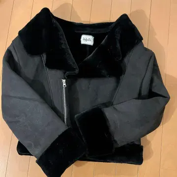 블랙 무스탕 코트 카라 부착