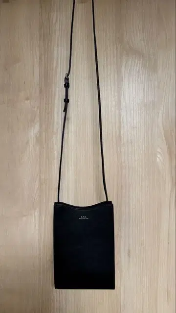 A.P.C. 블랙 가죽 숄더백