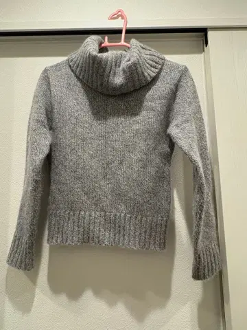 FINAL STAGE 그레이 터틀넥 라메 니트 스웨터