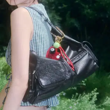 ZARA 크랙 텍스처 가공 포켓 백