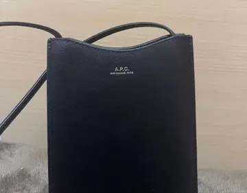 A.P.C. 블랙 가죽 숄더백