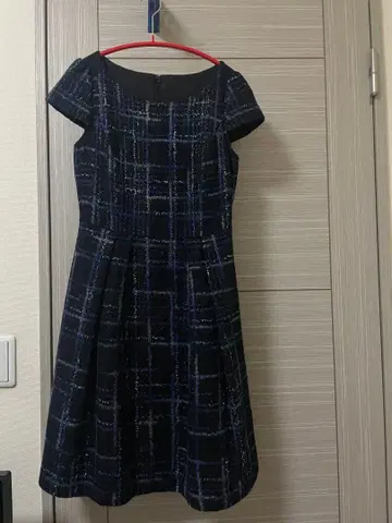 블랙과 파랑 체크 무늬 반팔 원피스