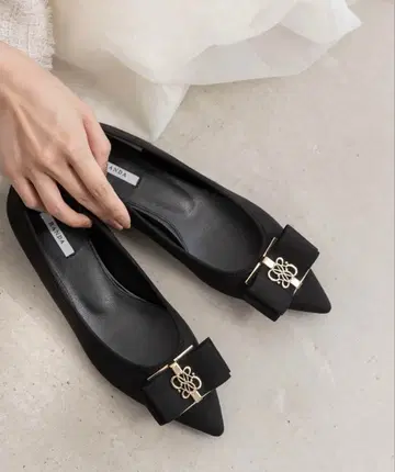 모노그램 부품 리본 플랫 펌프스