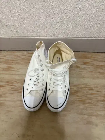 새상품급 CONVERSE 화이트 하이컷 스니커즈