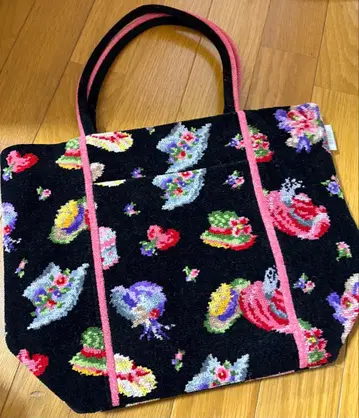 꽃과 모자의 자수 토트백