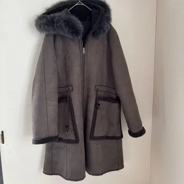 새상품급 다마 컬렉션 그레이 후드 부착 무스탕 코트 M