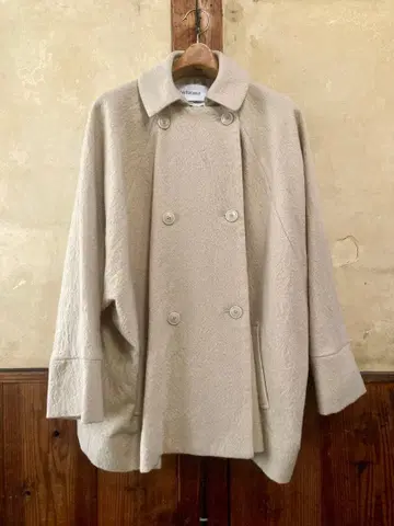 Veritecoeur 베리떼꾸르 트라페즈 숏 울 코트