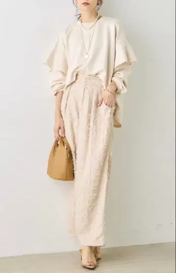 [ 새상품, 미사용 ] Frene 플라네 얇은 소재 본딩 프릴 헴 상의