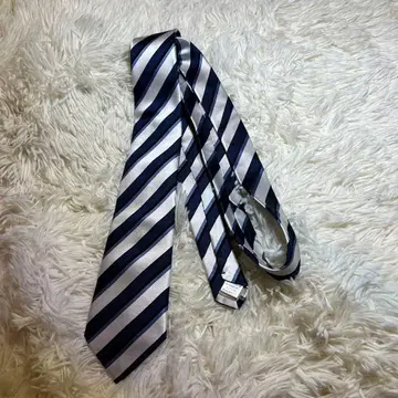 네이비와 실버 스트라이프 넥타이
