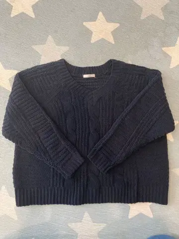 네이비 케이블 짜임 V넥 스웨터