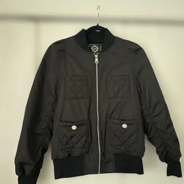 Rady 블랙 퀼팅 봄버 자켓 포켓 부착