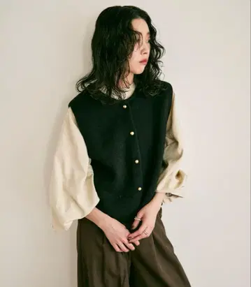 골드 버튼 니트 베스트