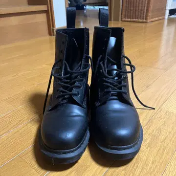 닥터마틴 부츠 Dr. Martens 블랙 스티치