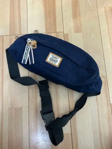 콜맨 숄더백 네이비