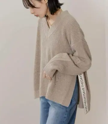 Eimee Law 니트 로고 테이프 V넥 사이드 슬릿 풀오버