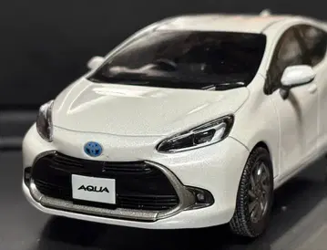 도요타 아쿠아 1/30 컬러 샘플 미니카 플라티나 화이트 펄 운모