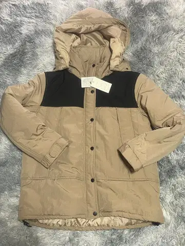 후드 부착 다운 자켓 베이지/블랙