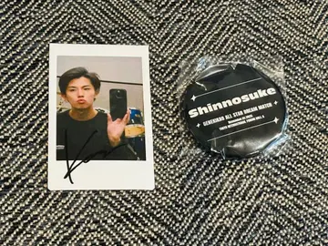 키모토 신노스케 군의 가챠 친필 사인 폴라로이드와 이름 캔뱃지
