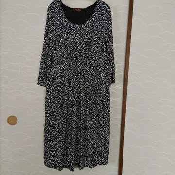 꽃무늬 네이비 긴팔 원피스