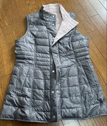 그레이 퀼팅 슬리브리스 다운 베스트