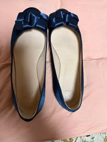 카스타니에르 새틴 네이비 리본 포함 플랫슈즈